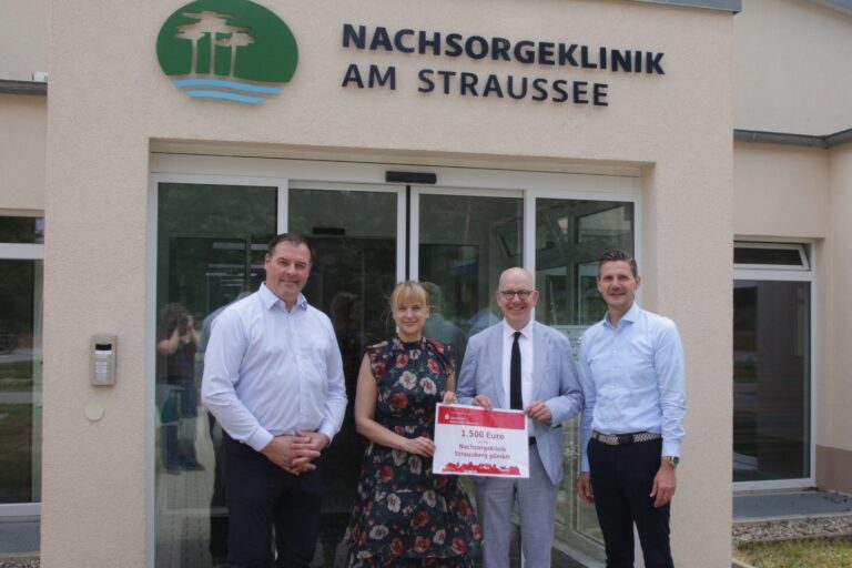 v.l.n.r.: Marko Zabel (Autohaus Zabel Strausberg) Karsta Dietrich und Jan Dreher (Geschäftsführung der Nachsorgeklinik) und Thomas Beutler (Vorstandsvorsitzender der Sparkasse Märkisch-Oderland) bei der Spendenscheck-Übergabe