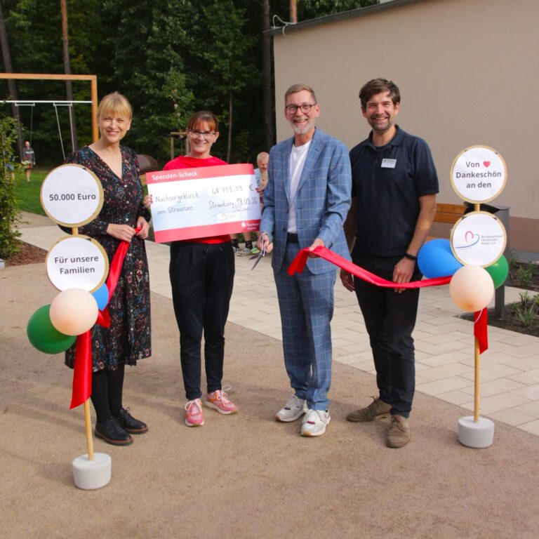 v.l.n.r.: Karsta Dietrich (Geschäftsführerin Nachsorgeklinik), Sandra Hollmann (Vorständin BVHK), Sebastian Kahnt (Geschäftsführer BVHK), Dr. Hendrik Spriestersbach (Ärztlicher Direktor Nachsorgeklinik) schneiden ein rotes Band bei der Spendenübergabe am 18. September 2026 durch