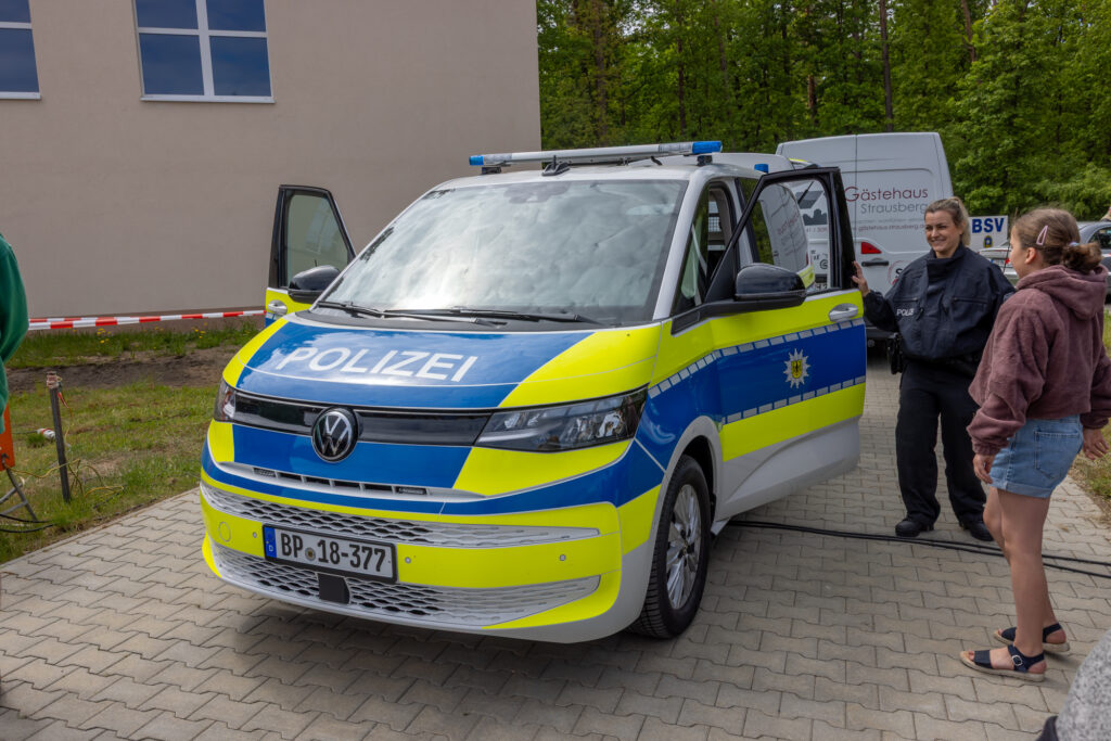Der Bundesgrenzschutz aus Blumberg mit einem Einsatzfahrzeug auf dem Tag der offenen Tür der Nachsorgeklinik am Straussee