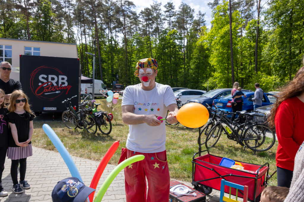 Clown Denny auf dem Tag der offenen Tür der Nachsorgeklinik am Straussee