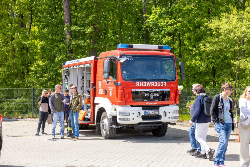Die Freiwillige Feuerwehr Strausberg mit einem Einsatzfahrzeug auf dem Tag der offenen Tür der Nachsorgeklinik am Straussee