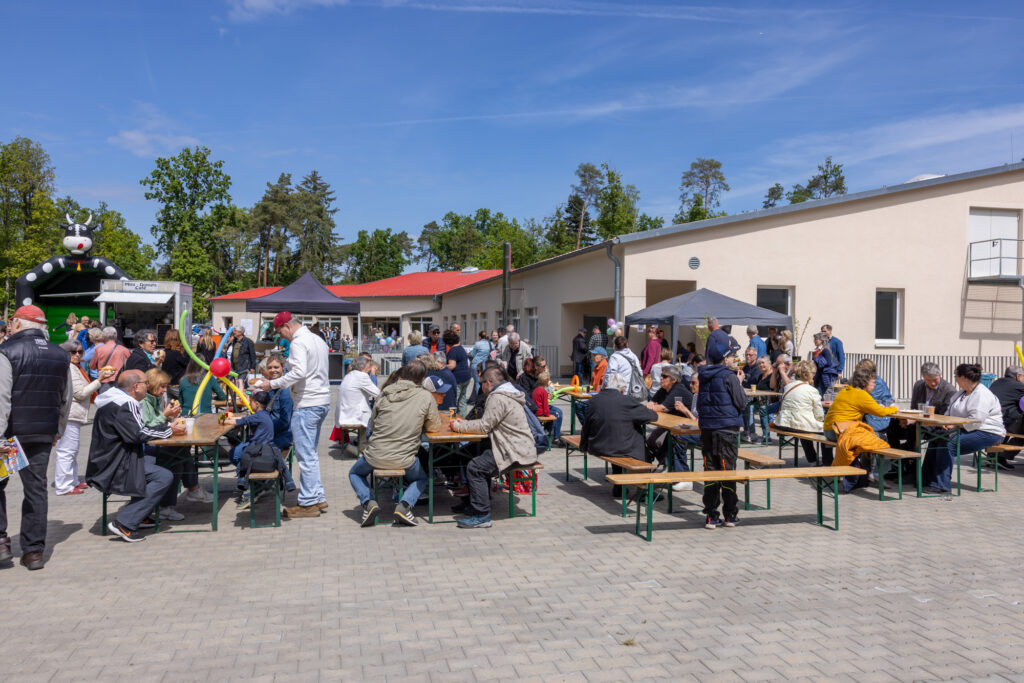 Viele Besucher:innen im Außenbereich der Nachsorgeklinik am Straussee