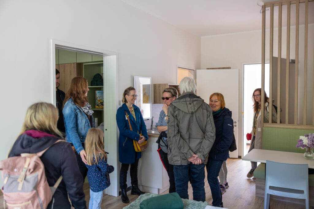 Besucher:innen im Muster-Appartement der Nachsorgeklinik am Straussee
