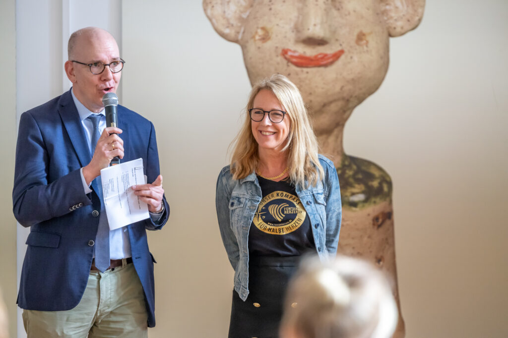 Nachsorgeklinik-Geschäftsführer Jan Dreher mit Steffi Sänger, erste Vorstzende Fontanherzen e. V.