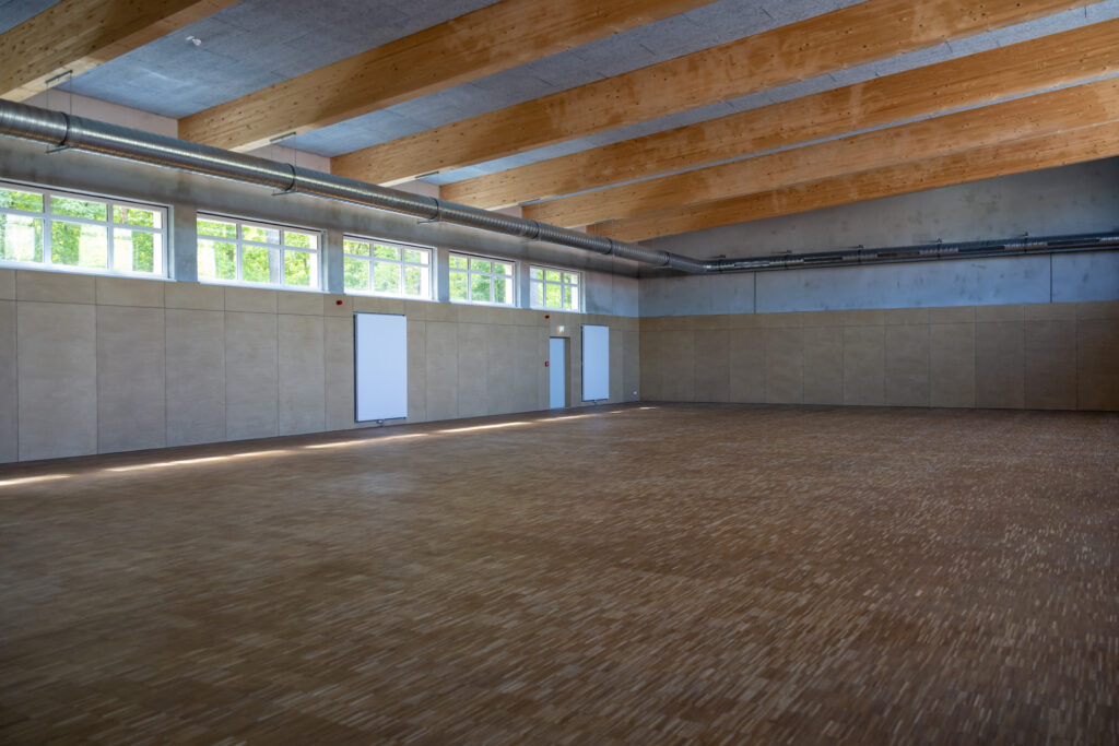 Ein Blick in die Mehrzweckhalle der Nachsorgeklinik am Straussee