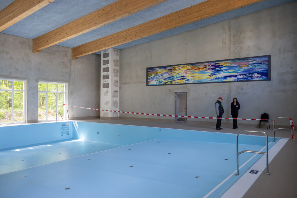 Ein Blick in die noch ungefüllte Schiwmmhalle der Nachsorgeklinik am Straussee