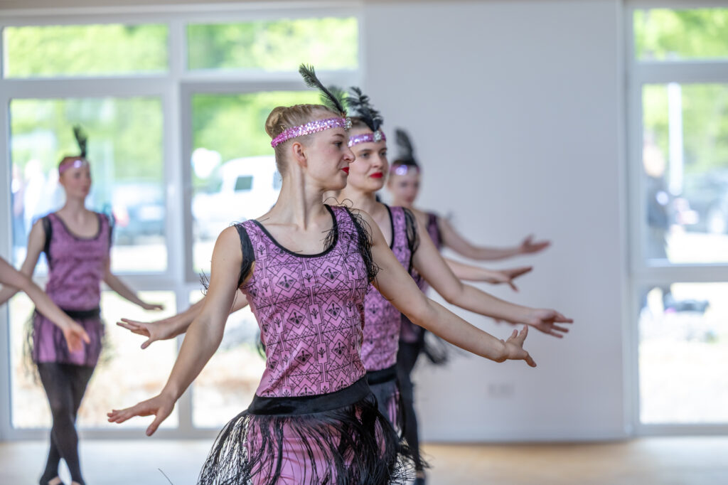 Das Tanztheater Strausberg bei seinem Auftritt im künftigen Speisesaal der Nachsorgeklinik